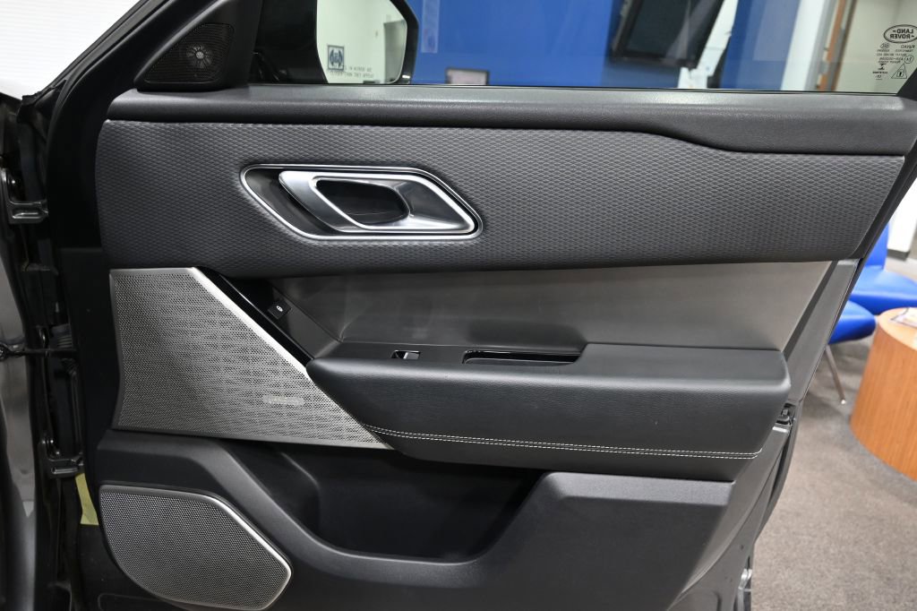 Used 2018 Land Rover Range Rover Velar S image 18