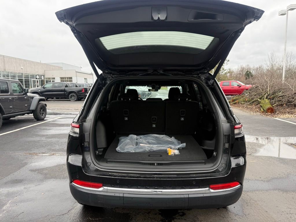 New 2025 Jeep Grand Cherokee Laredo w/ Luxury Tech Group I image 39