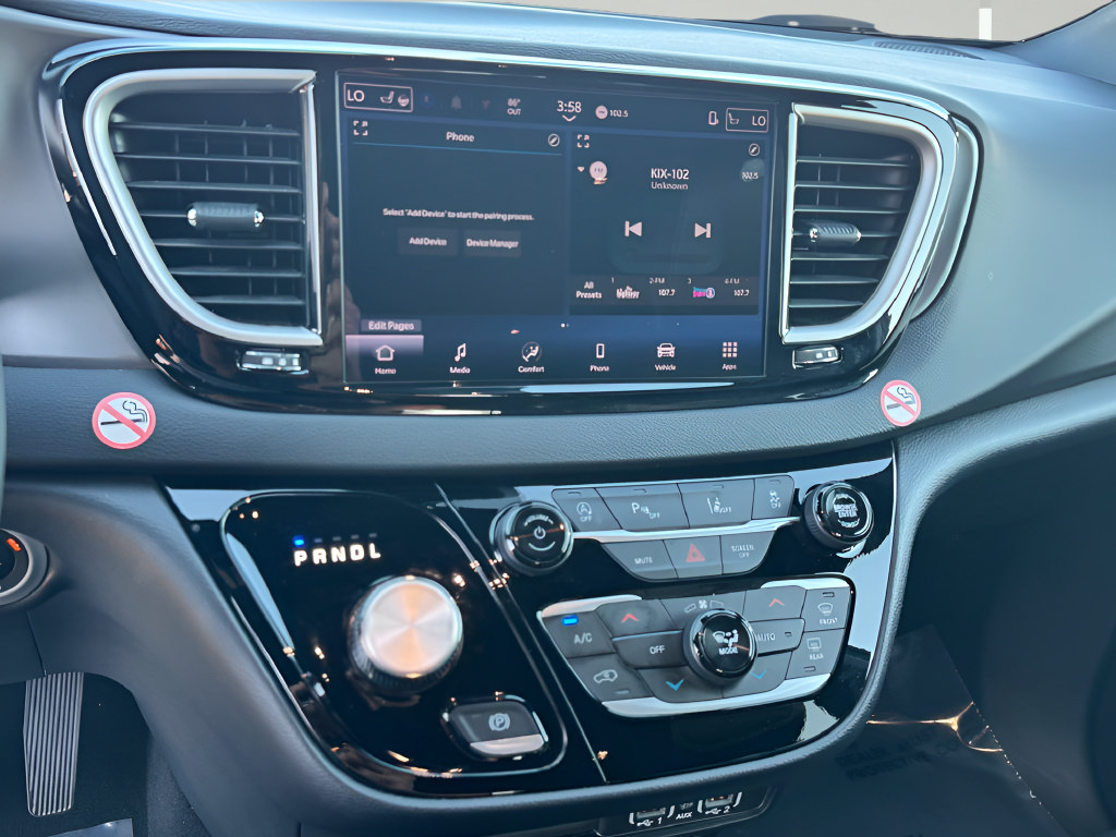 Used 2025 Chrysler Pacifica Select FWD image 17