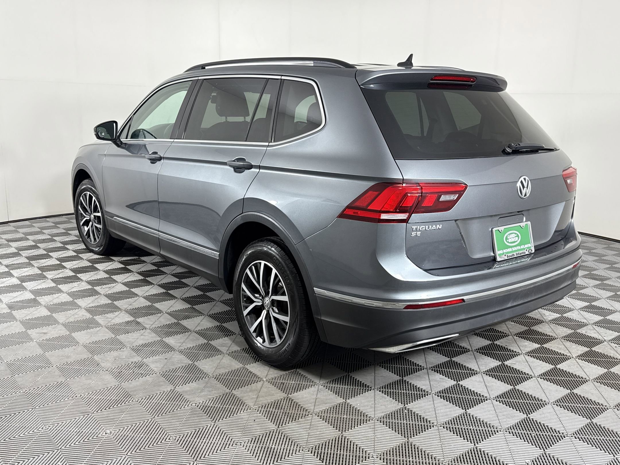 Used 2018 Volkswagen Tiguan SE w/ Panoramic Sunroof Package FWD image 3