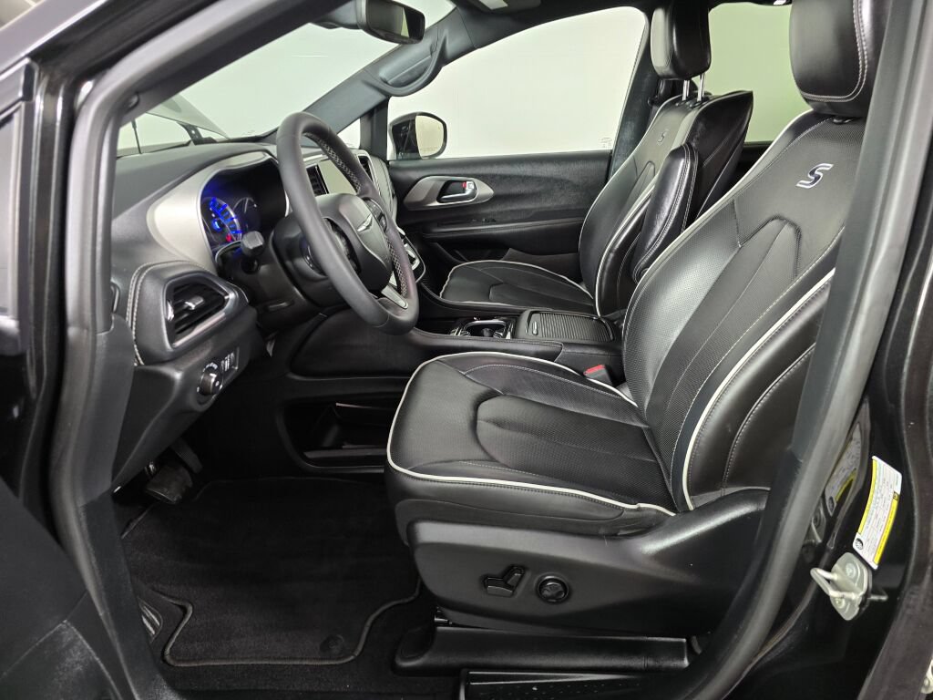 Used 2023 Chrysler Pacifica Limited w/ Uconnect Theater Family Group FWD image 17