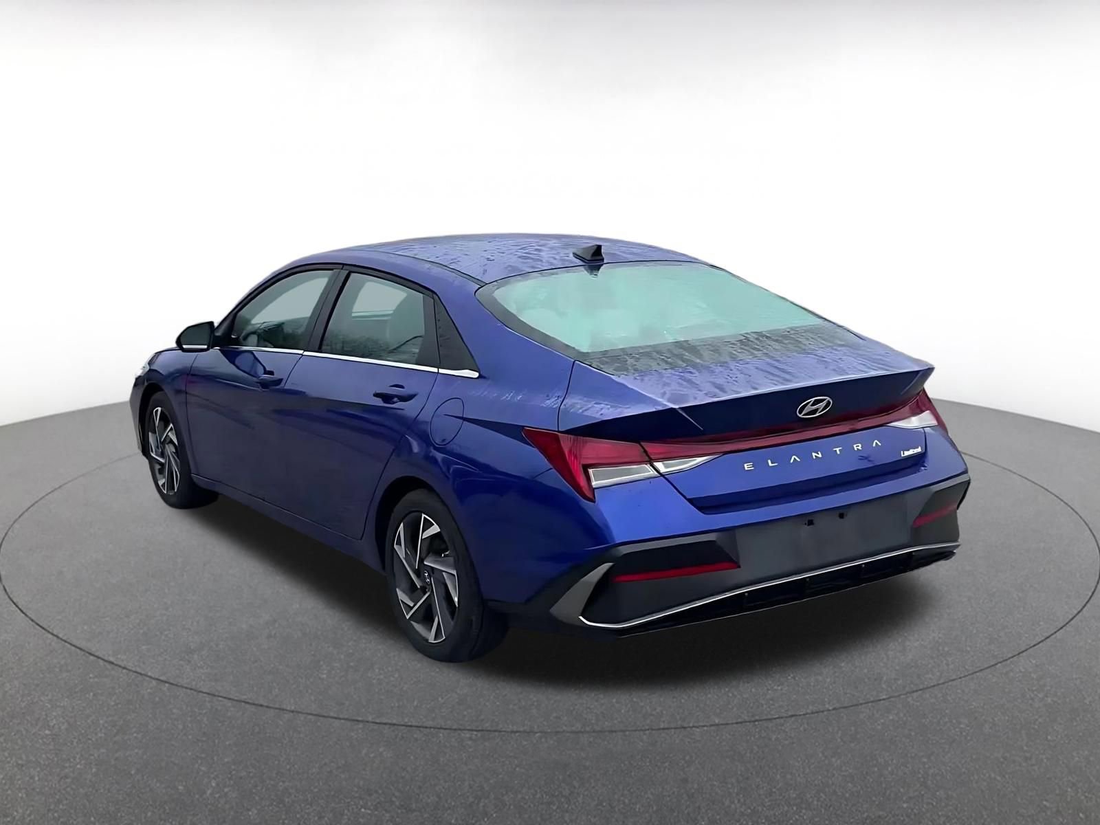 Used 2025 Hyundai Elantra Limited image 11