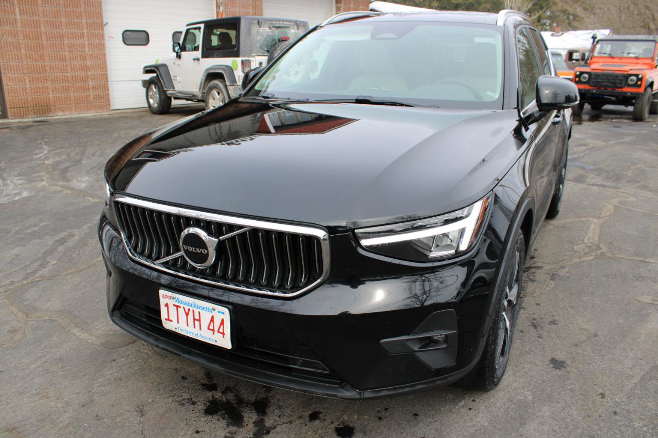 Used 2023 Volvo XC40 B5 Plus image 3
