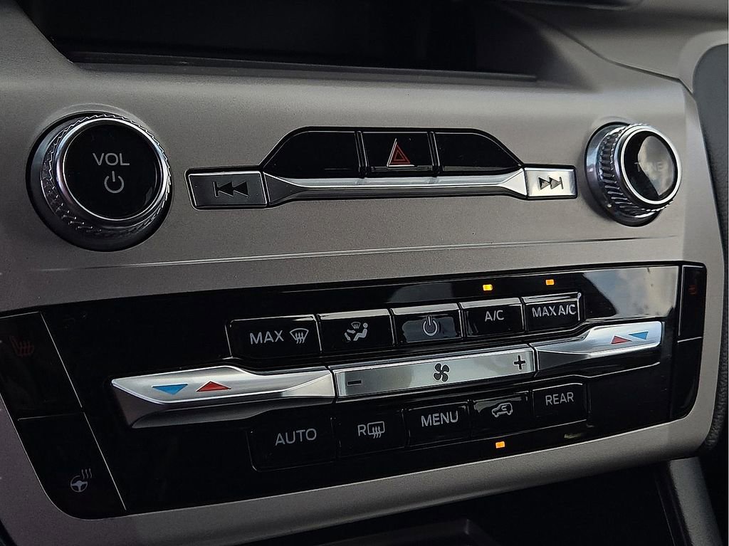 Used 2023 Ford Explorer XLT w/ Equipment Group 202A AWD/4WD image 16