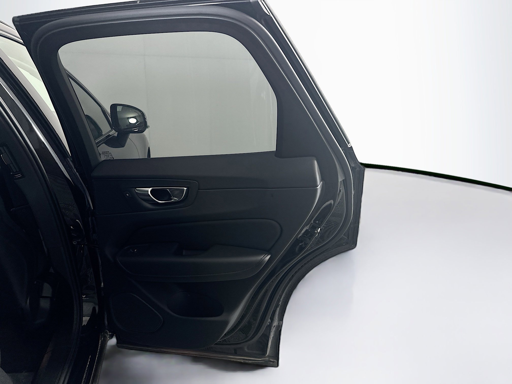 Used 2025 Volvo XC60 B5 Plus image 33