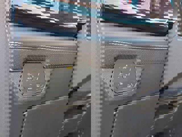 Used 2025 Volkswagen Atlas SE image 27