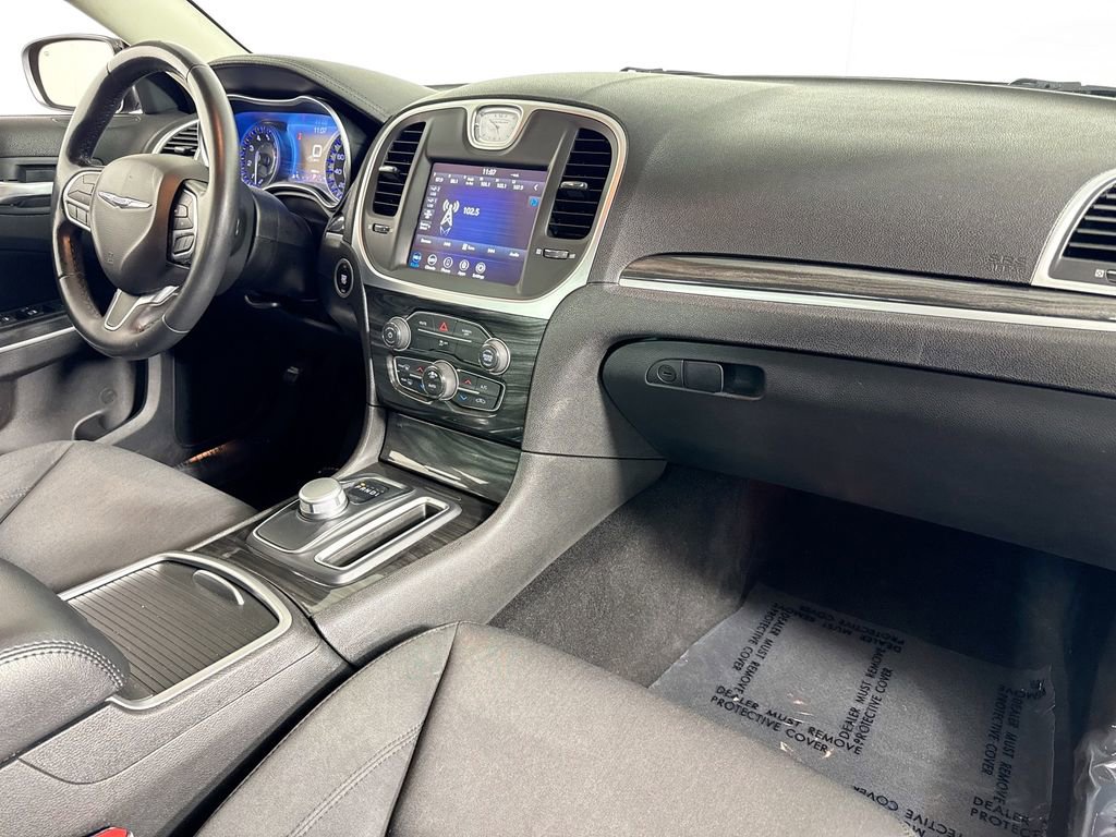 Used 2022 Chrysler 300 Touring w/ Sport Appearance Package image 29