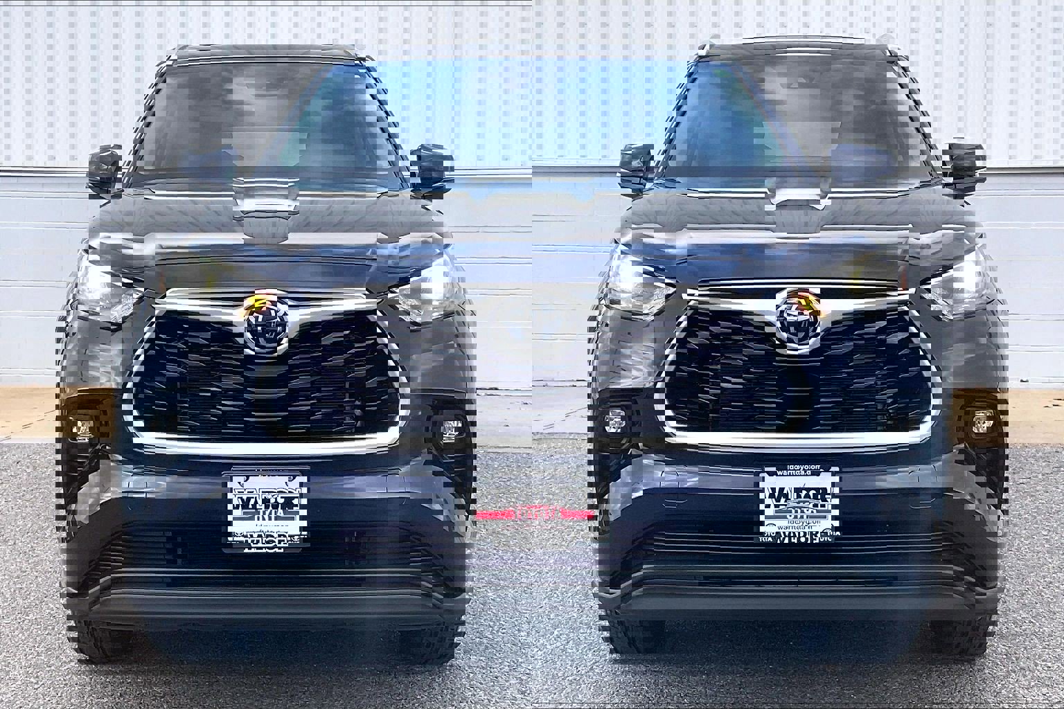 Used 2025 Toyota Highlander XLE image 3