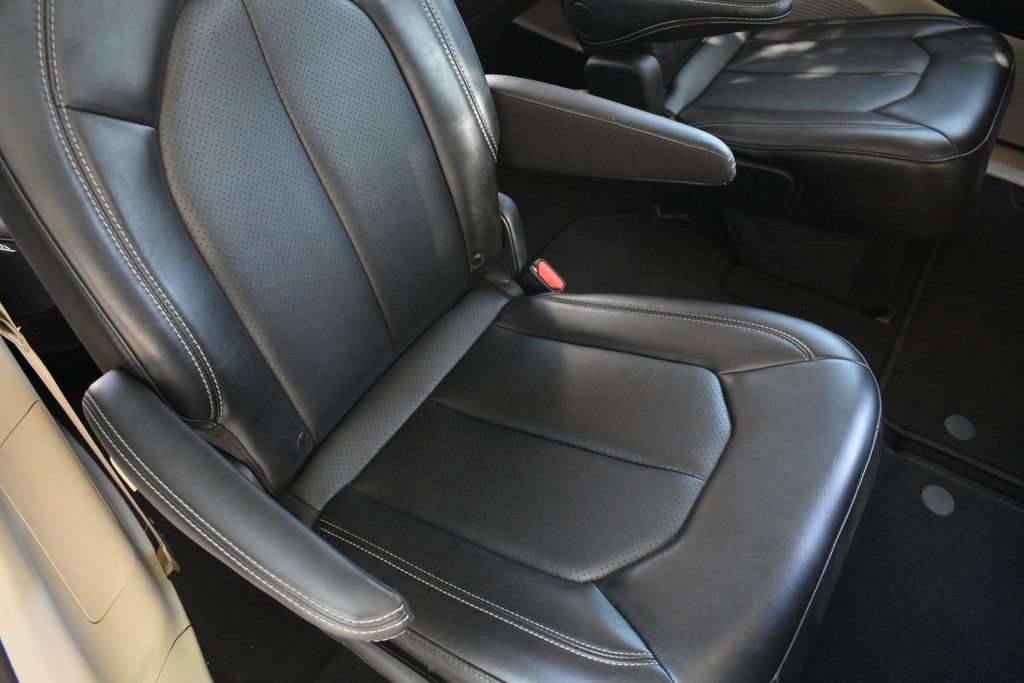 Used 2024 Chrysler Pacifica Touring-L FWD image 27