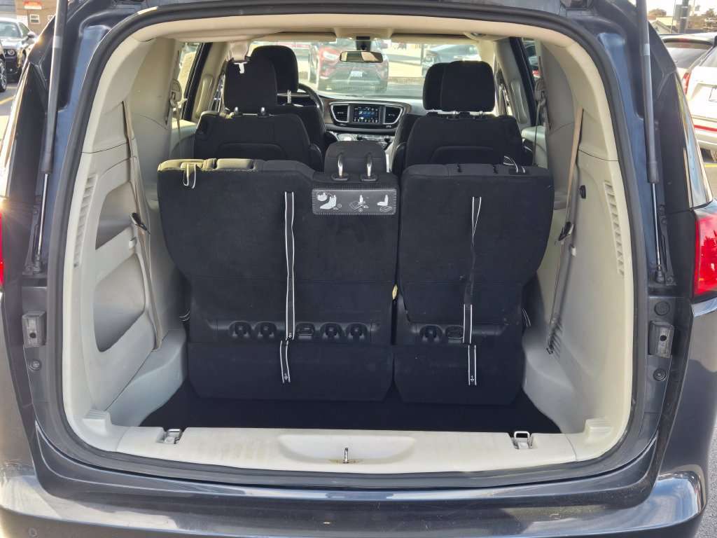Used 2019 Chrysler Pacifica LX FWD image 19