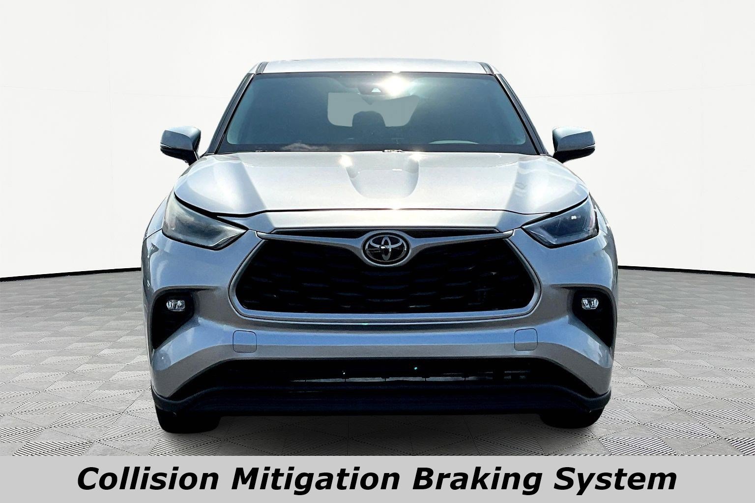 Used 2023 Toyota Highlander LE image 2