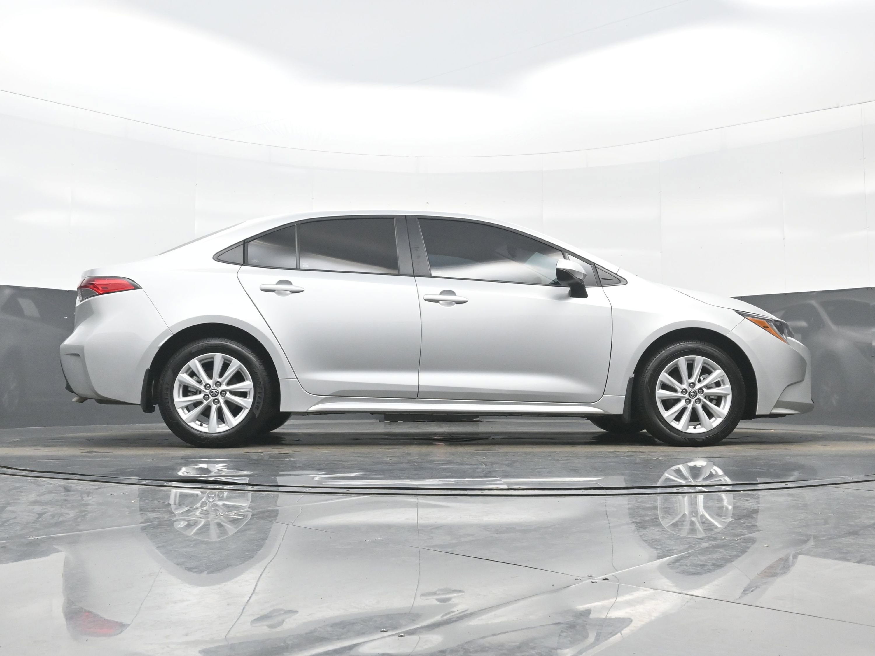 Used 2025 Toyota Corolla LE w/ LE Premium Package image 30