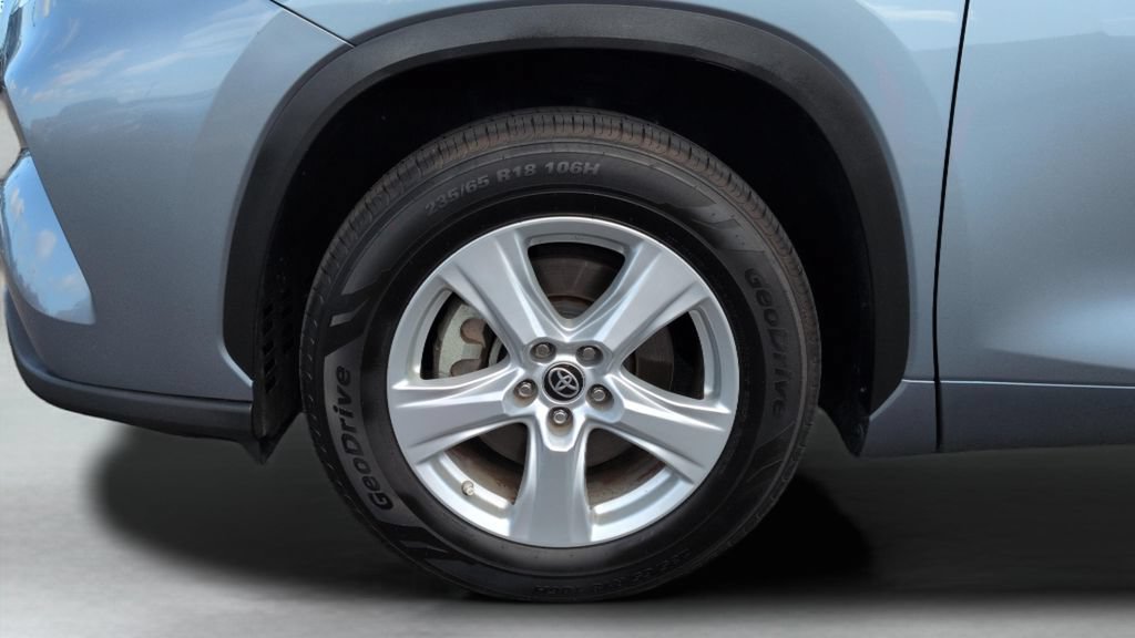 Used 2023 Toyota Highlander LE FWD image 26