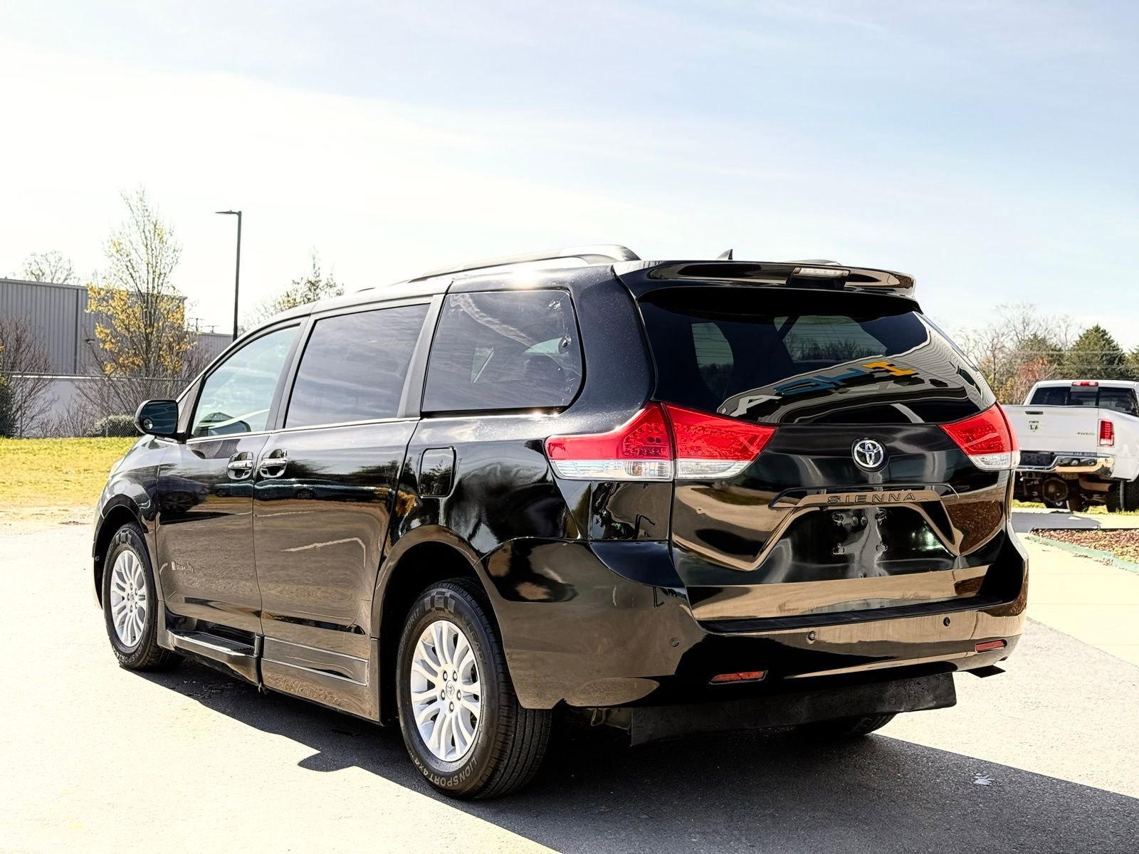Used 2013 Toyota Sienna XLE w/ Premium Pkg image 8