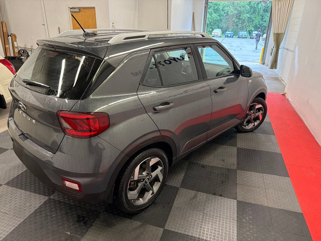 Used 2023 Hyundai Venue SEL FWD image 11