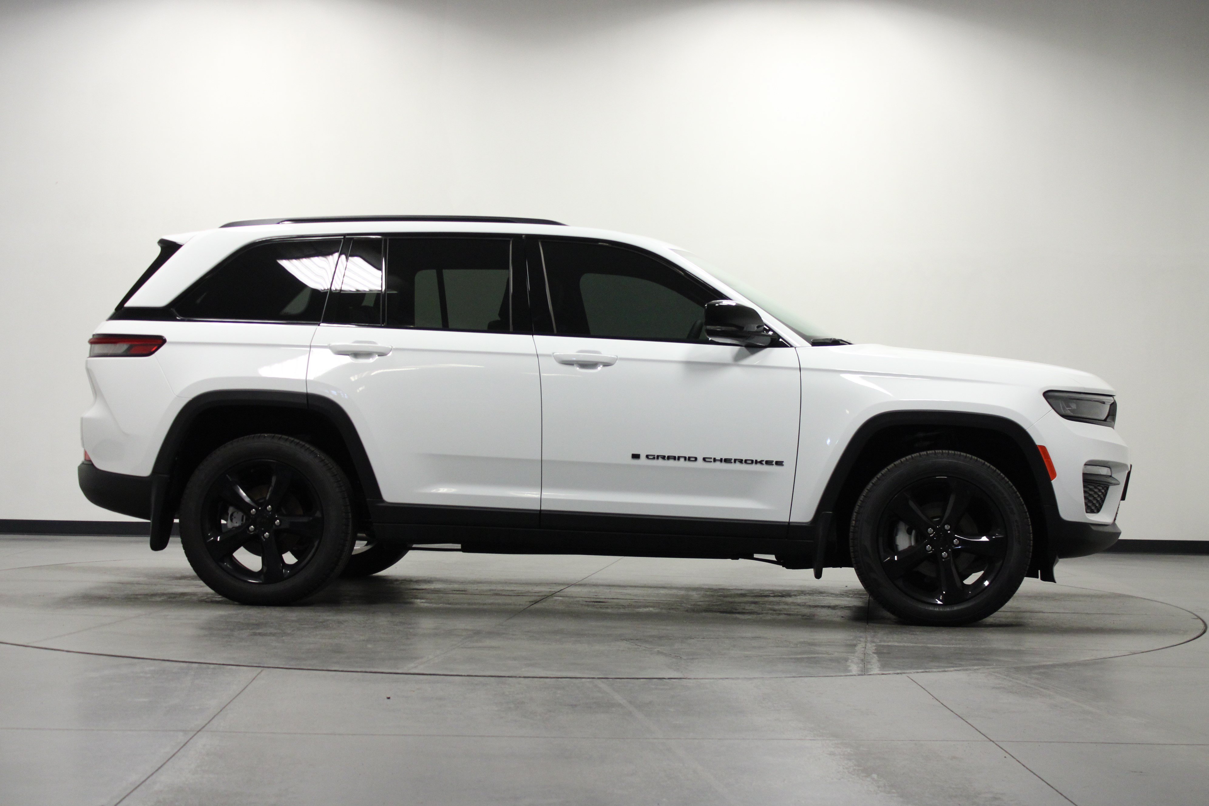 Used 2025 Jeep Grand Cherokee Limited w/ Black Appearance Package AWD/4WD image 3