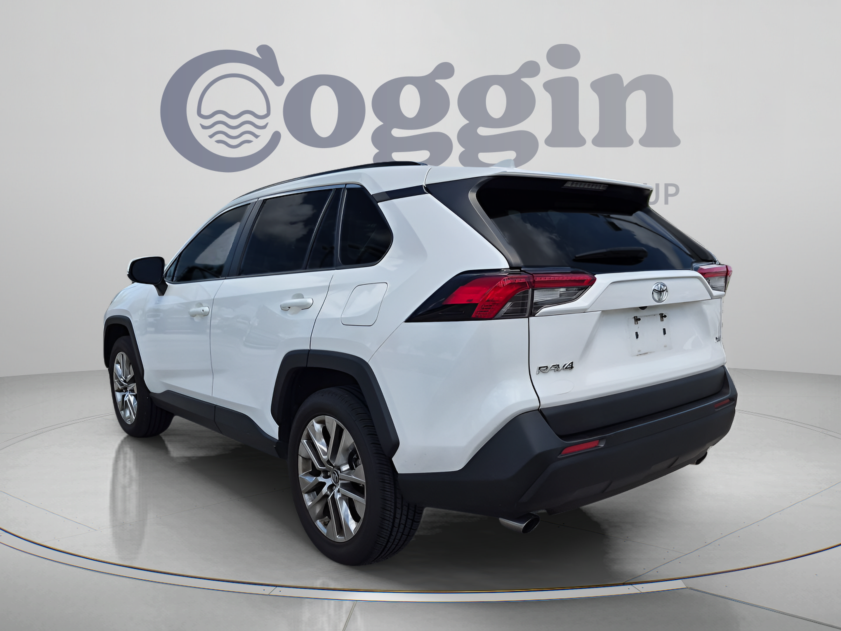 Used 2019 Toyota RAV4 XLE Premium FWD image 4