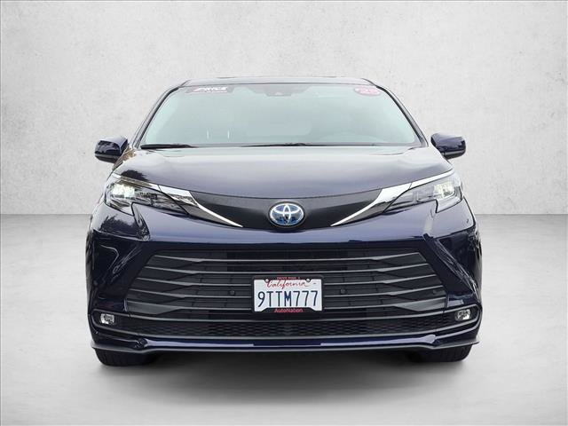 Used 2025 Toyota Sienna XLE AWD/4WD image 2