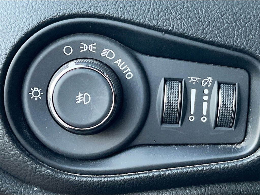 Used 2023 Jeep Renegade Latitude w/ Premium Group image 10