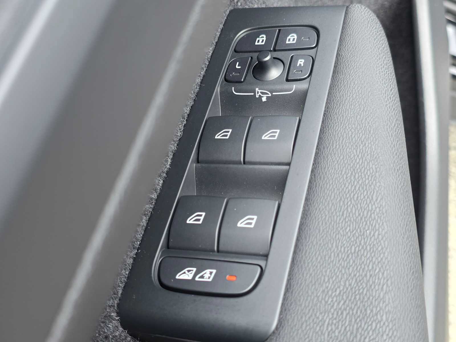Certified 2023 Volvo C40 P8 Recharge Ultimate w/ Protection Package Premier AWD/4WD image 22