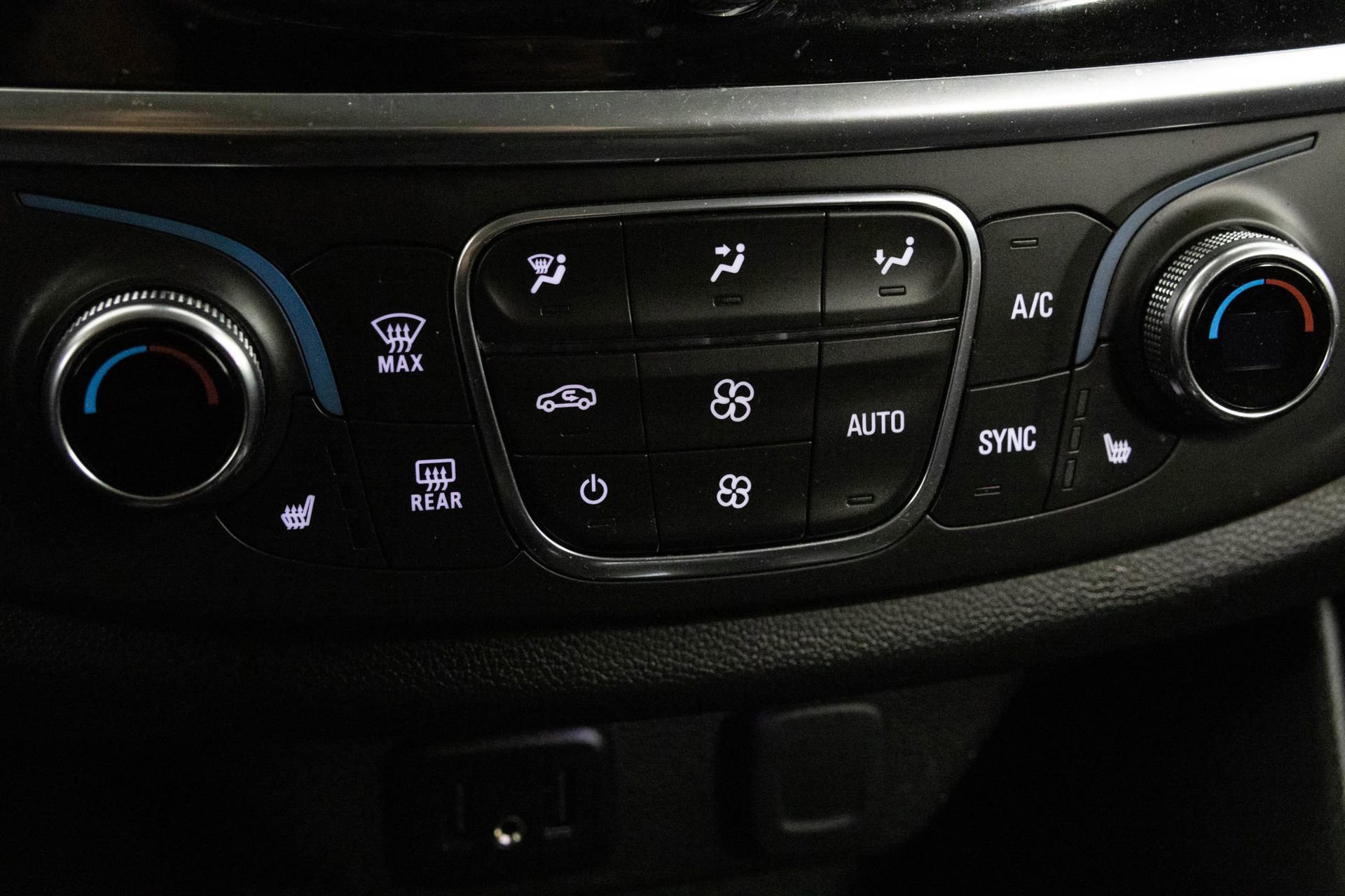 Used 2021 Chevrolet Traverse LT w/ LPO, Floor Liner Package image 22