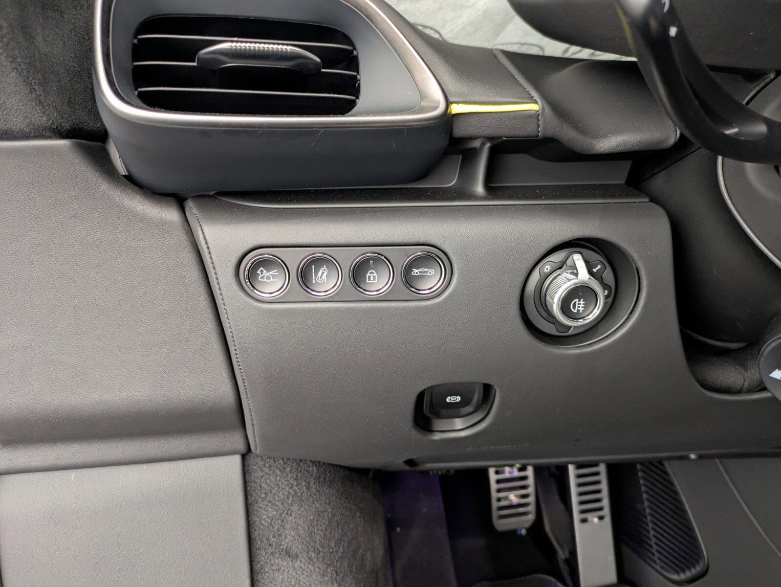 Used 2025 McLaren Artura Spider image 18