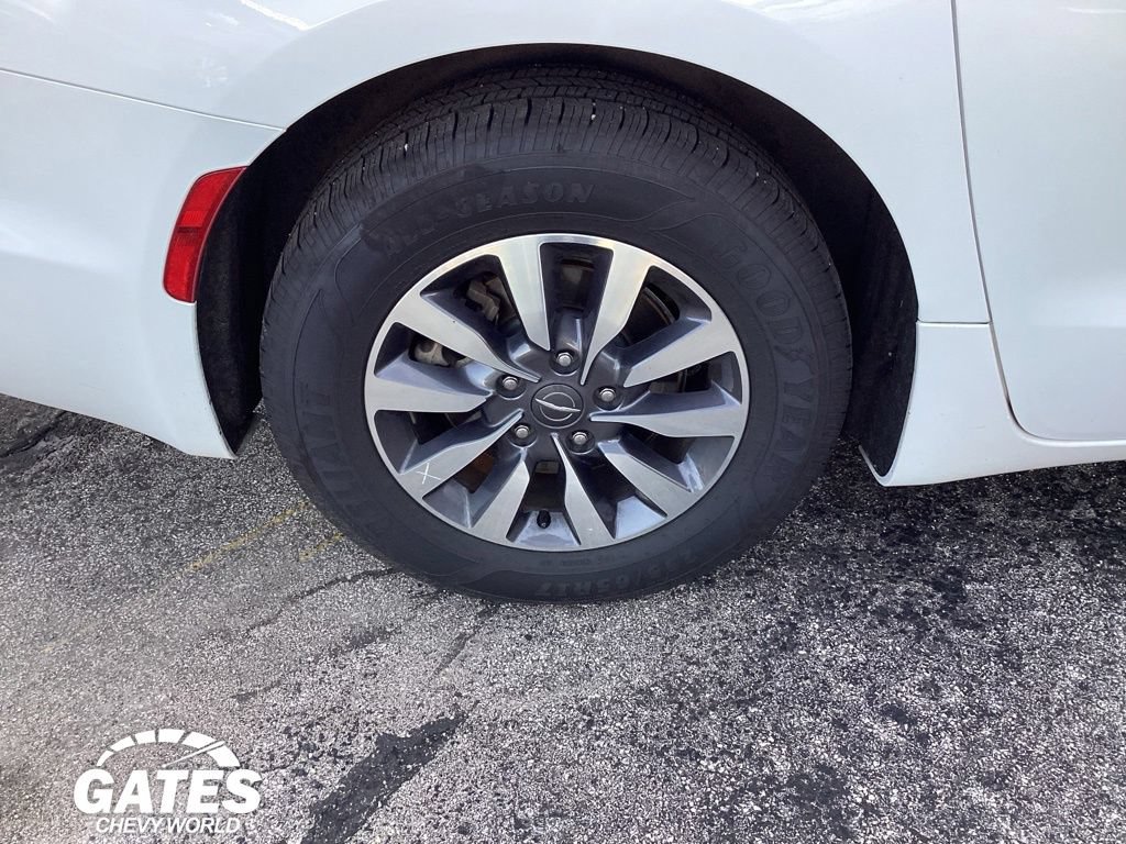 Used 2021 Chrysler Pacifica Touring-L FWD image 32