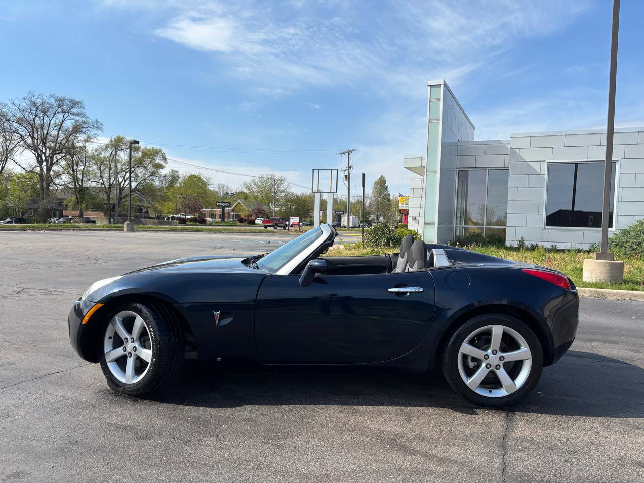 Used 2006 Pontiac Solstice Convertible w/ Power Package RWD image 2