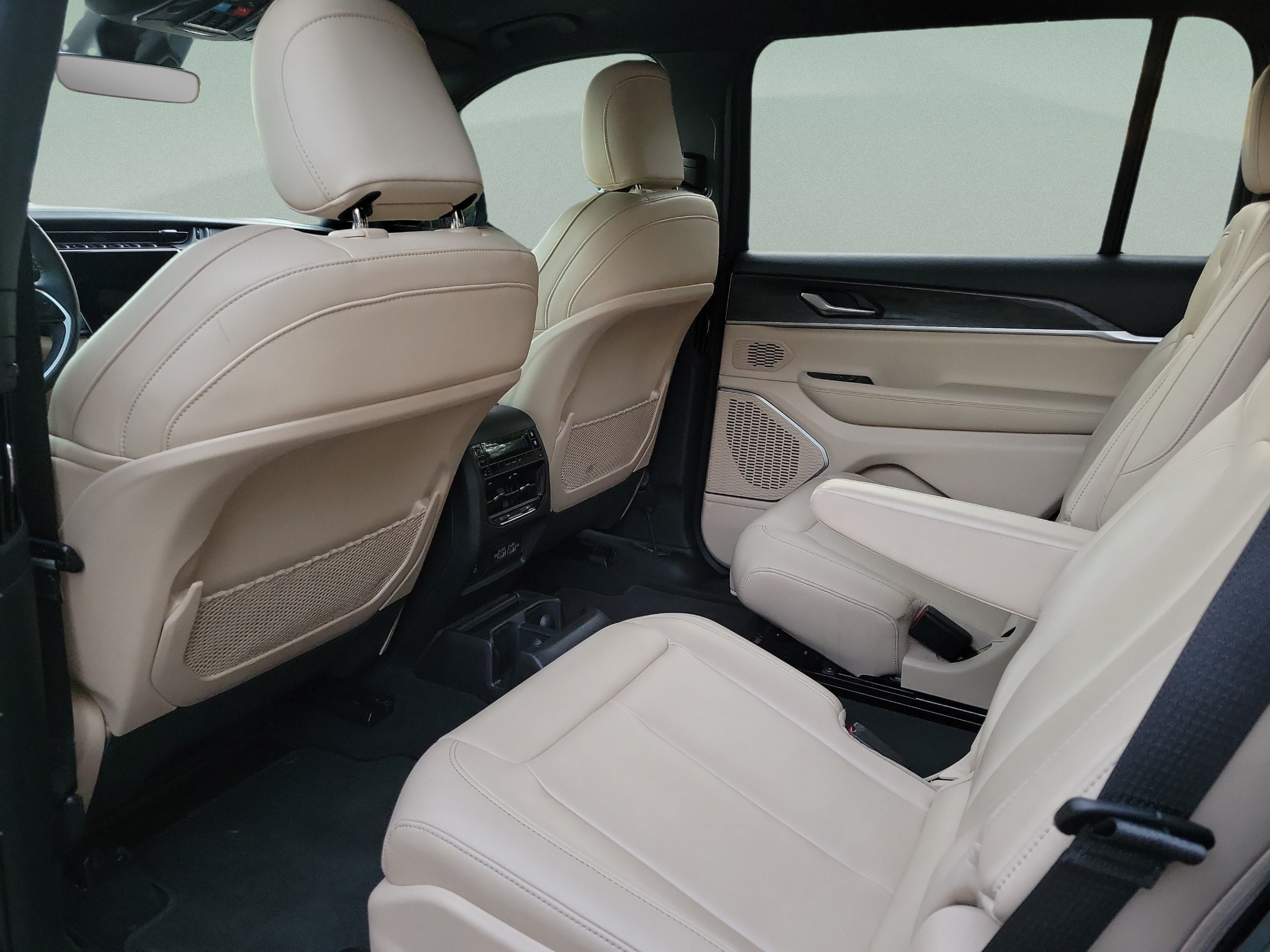 Certified 2025 Jeep Grand Cherokee L Limited w/ Black Appearance Package AWD/4WD image 5