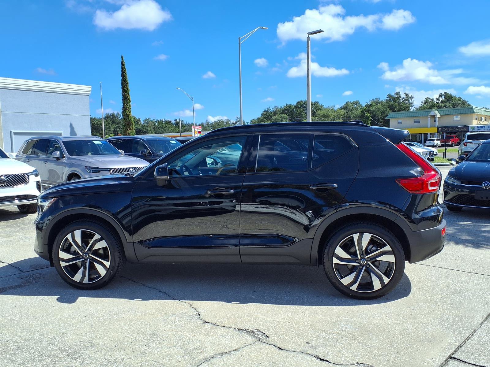 Certified 2025 Volvo XC40 B5 Ultra AWD/4WD image 4