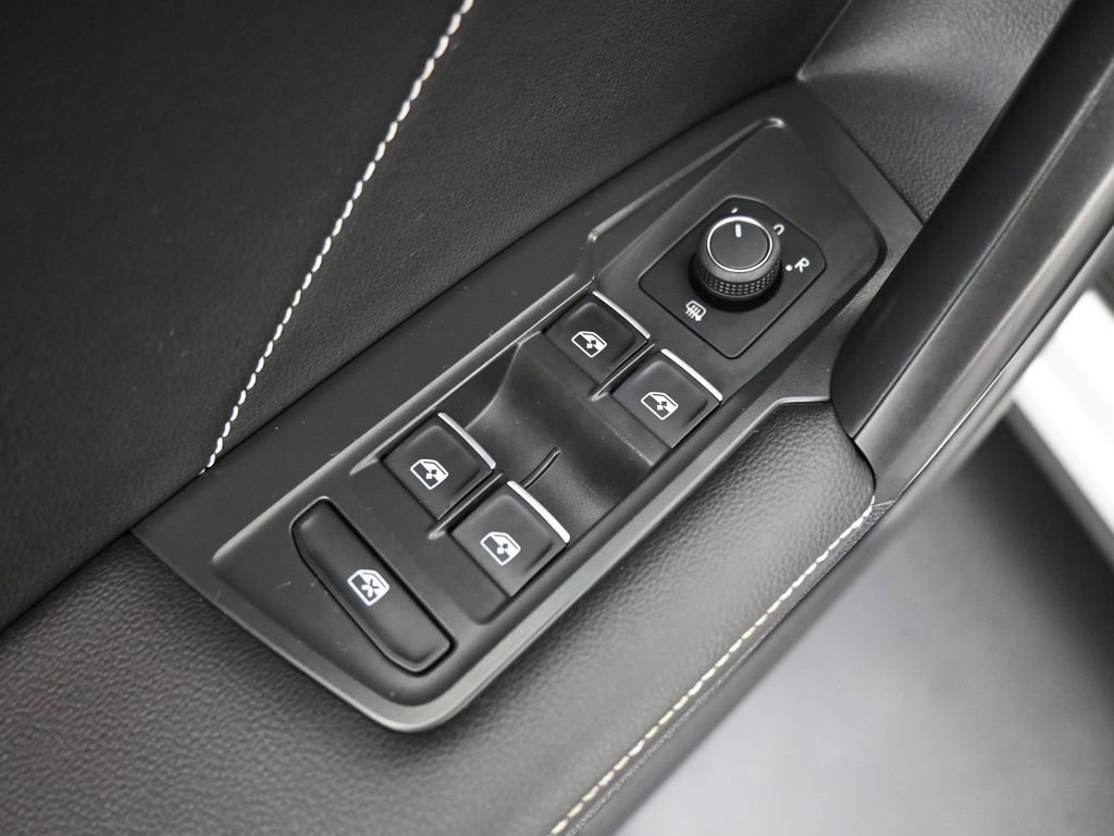 Used 2024 Volkswagen Tiguan SE image 4