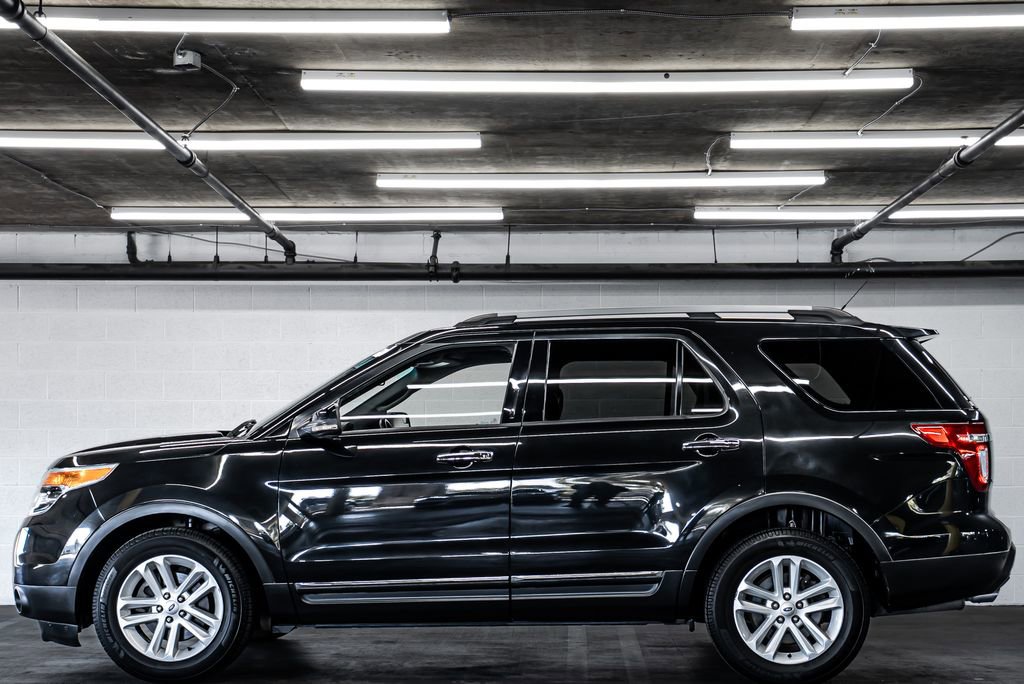 Used 2013 Ford Explorer XLT image 2