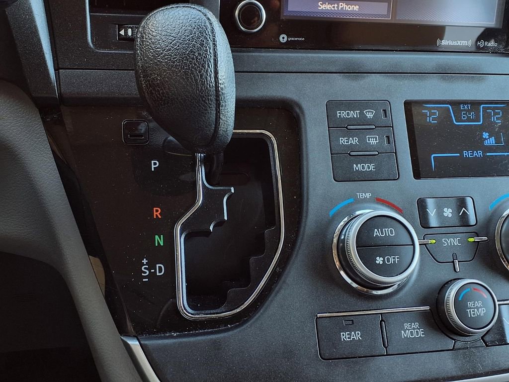 Used 2020 Toyota Sienna LE w/ Carpet Mat Package FWD image 11