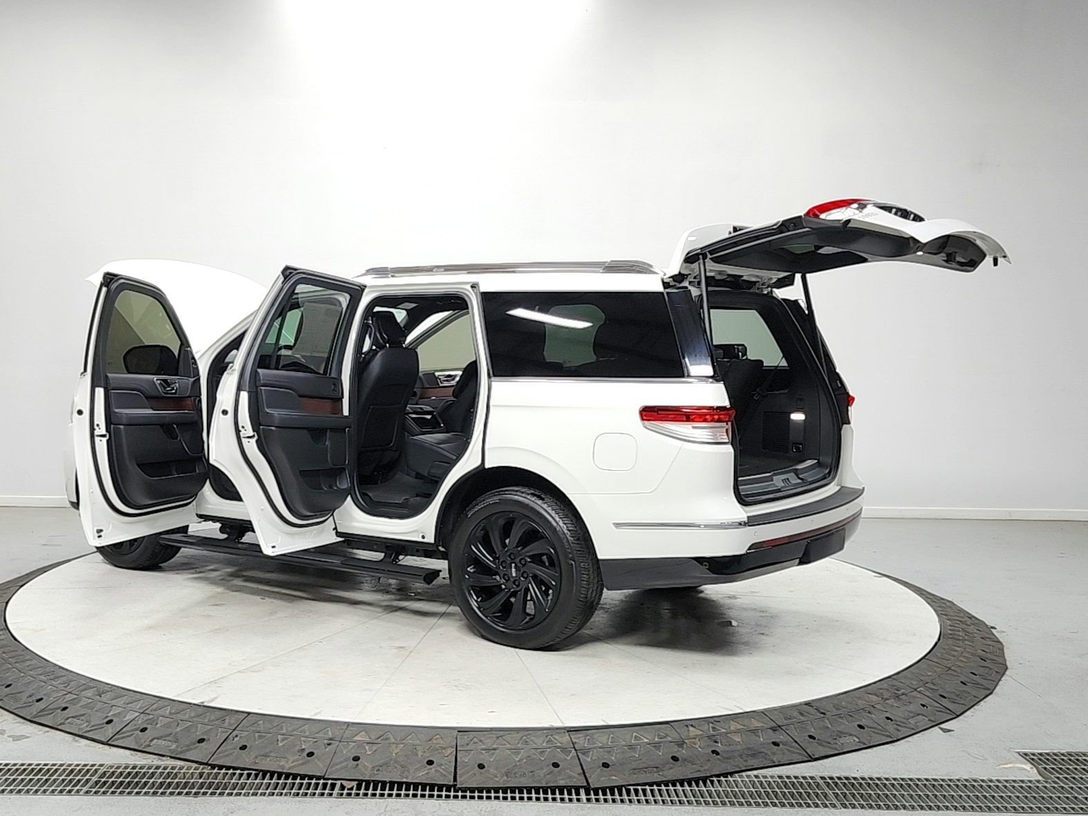 Used 2024 Lincoln Navigator Premiere AWD/4WD image 13