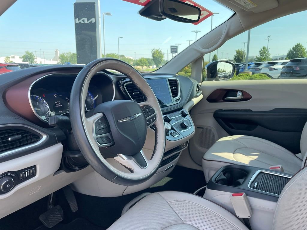 Used 2017 Chrysler Pacifica Limited FWD image 10