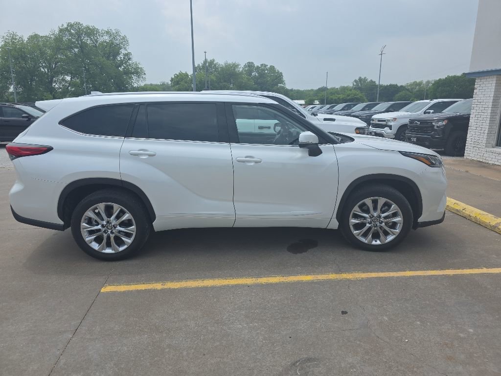 Used 2023 Toyota Highlander Limited FWD image 2