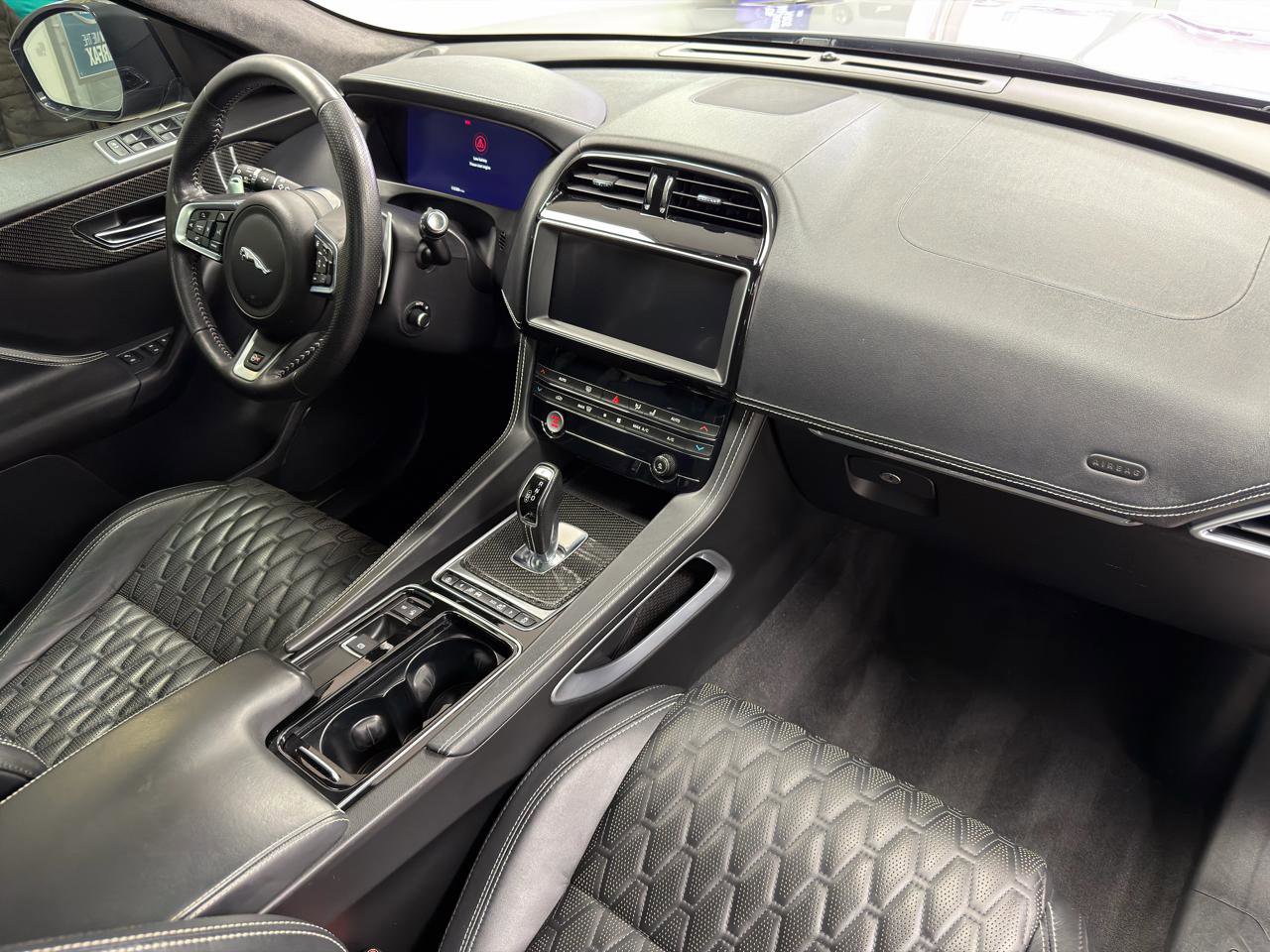 Used 2020 Jaguar F-PACE SVR image 27