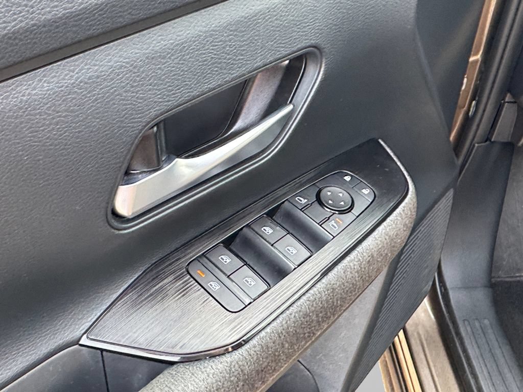 Used 2025 Nissan Kicks SV AWD/4WD image 19