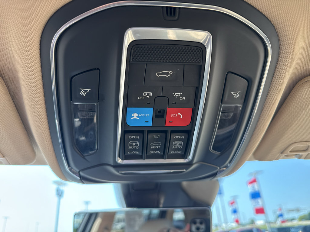 Used 2022 Jeep Grand Cherokee Limited w/ Luxury Tech Group II AWD/4WD image 28