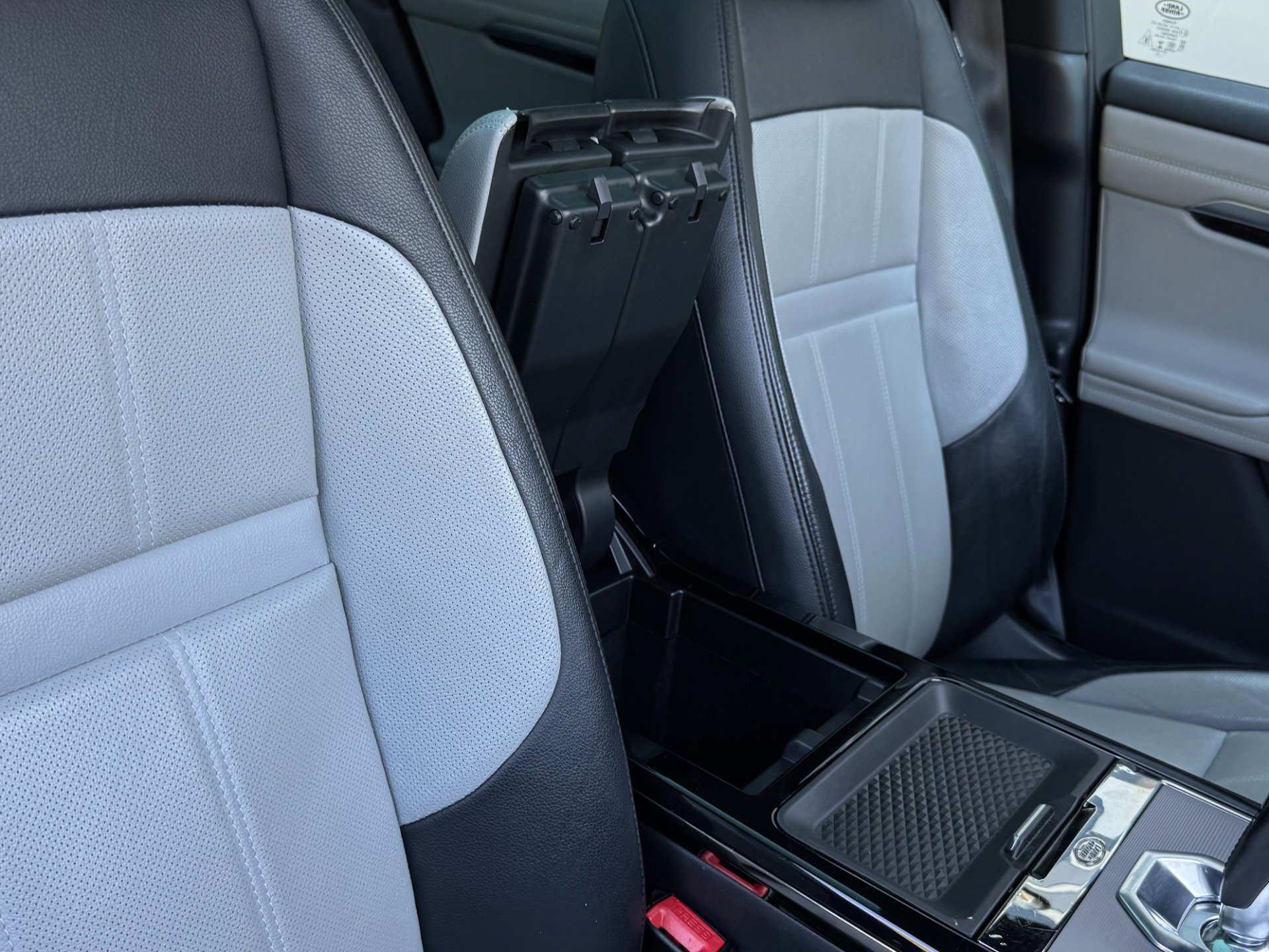 Used 2020 Land Rover Range Rover Evoque R-Dynamic SE image 29