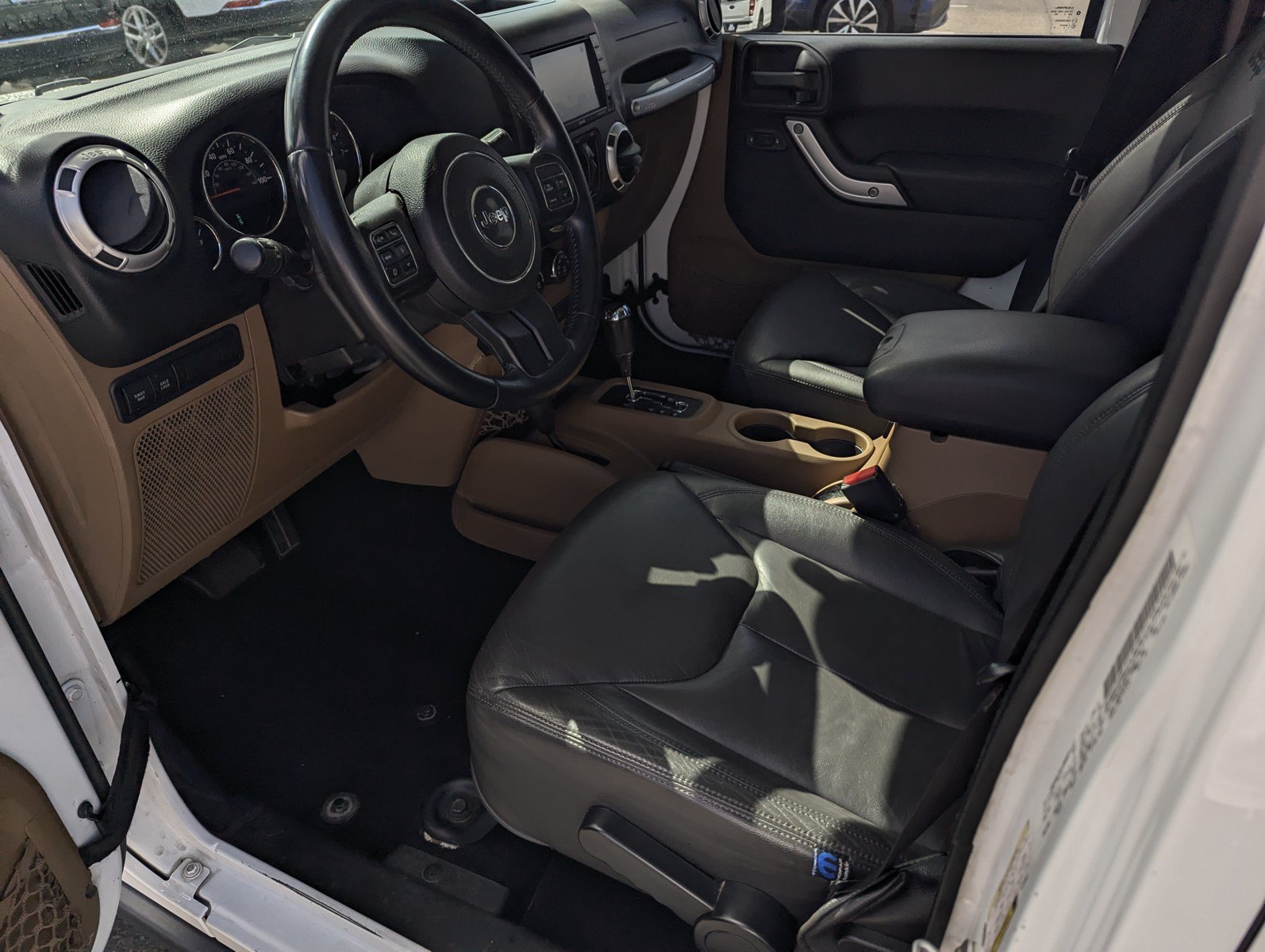 Used 2014 Jeep Wrangler Unlimited Rubicon w/ Connectivity Group AWD/4WD image 9