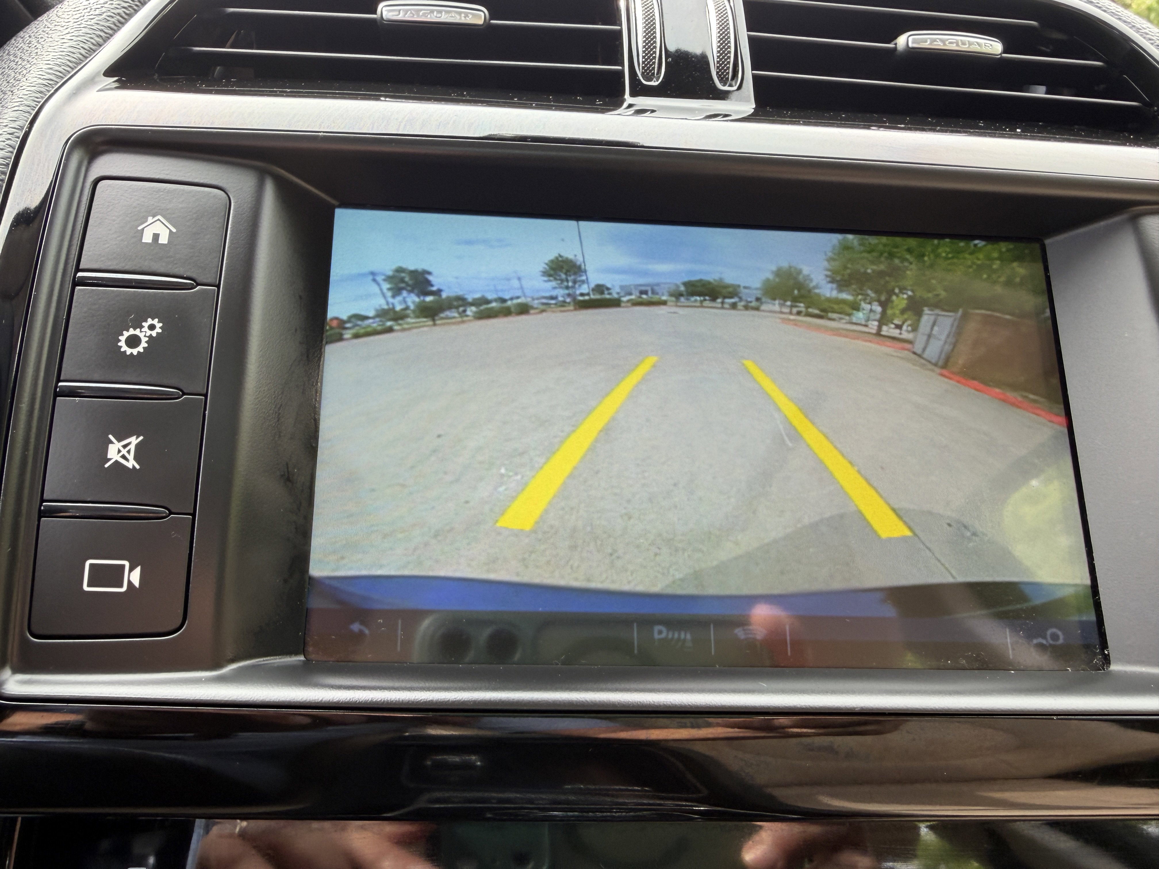 Used 2018 Jaguar XE image 34