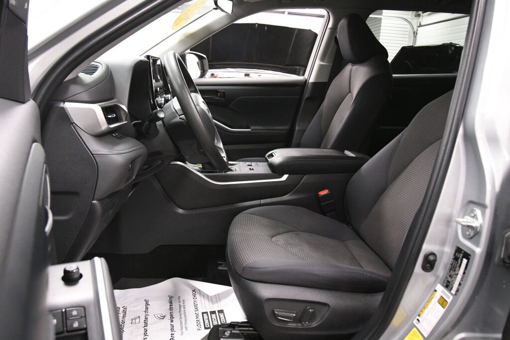 Used 2023 Toyota Highlander L FWD image 9