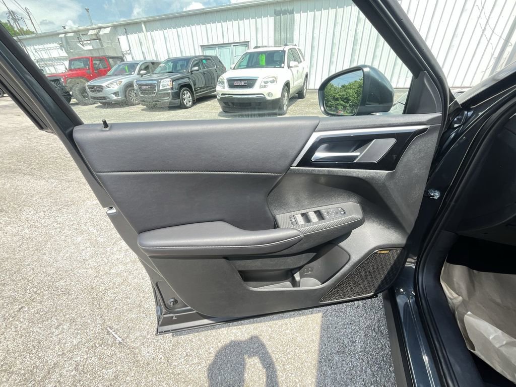 New 2025 Mitsubishi Outlander SE image 13