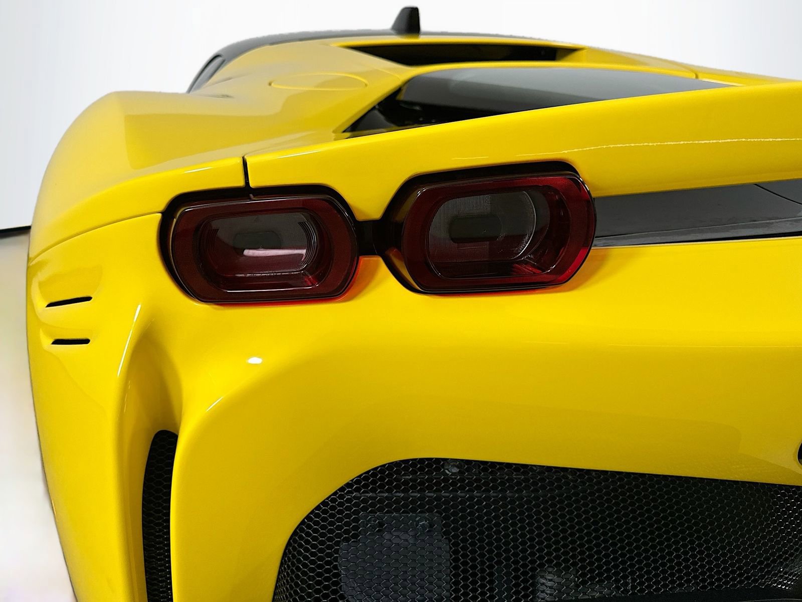 Used 2022 Ferrari SF90 Stradale AWD/4WD image 11