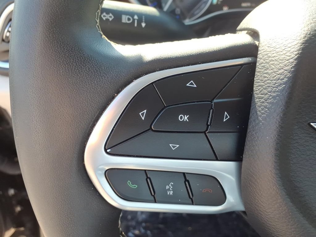 Used 2023 Chrysler Pacifica Limited FWD image 8
