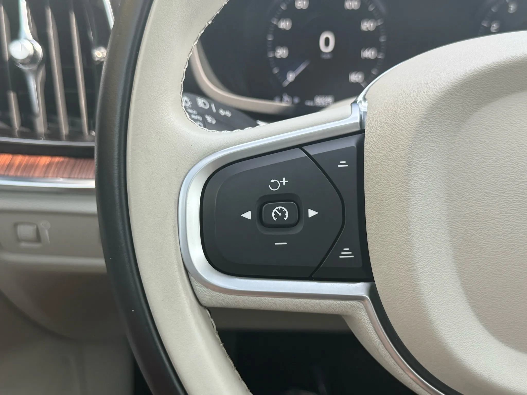 Used 2022 Volvo S60 B5 Momentum image 11