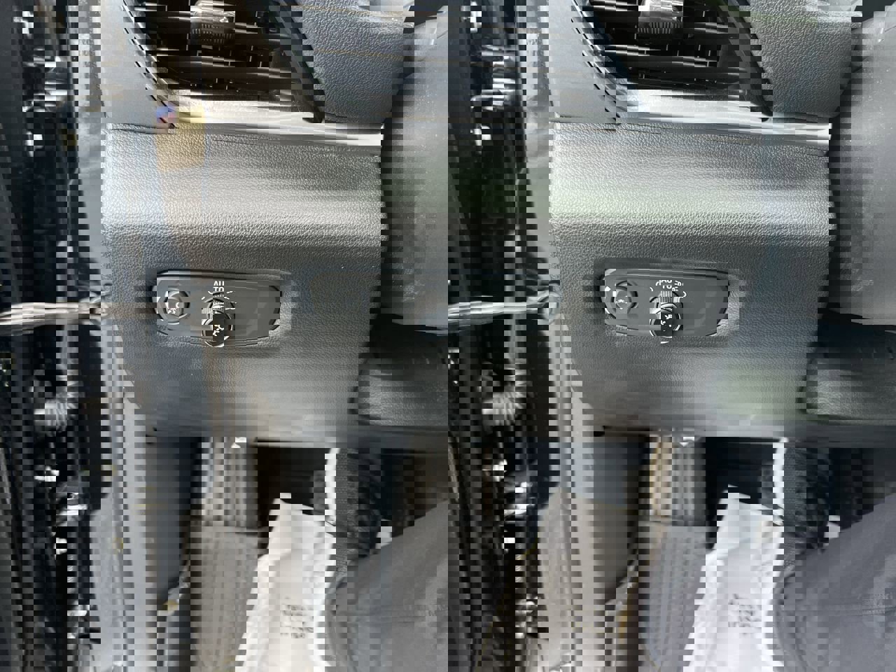 Used 2023 Chevrolet Traverse LT image 28