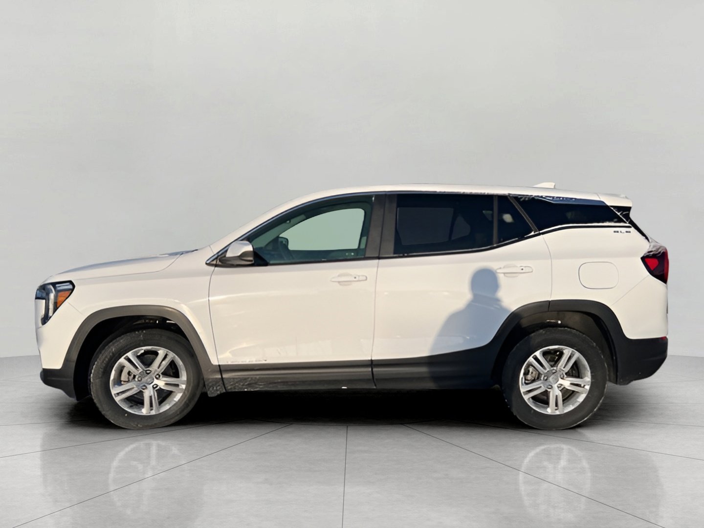 Used 2024 GMC Terrain SLE image 32