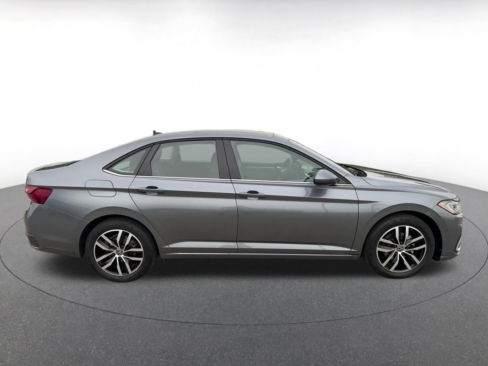 Used 2025 Volkswagen Jetta SE image 16